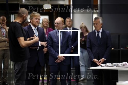 Amsterdam 10 oktober 2024
Koning Willem Alexander opent het HQ van DPG Media / Mediavaert . Aanwezig namend de GPD Christian v Thillo ( Executive Chairman van DPG Media ) en Erik Roddenhof (CEO DPG Media ).