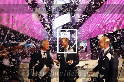 Amsterdam 10 oktober 2024
Koning Willem Alexander opent het HQ van DPG Media / Mediavaert . Aanwezig namend de GPD Christian v Thillo ( Executive Chairman van DPG Media ) en Erik Roddenhof (CEO DPG Media ).