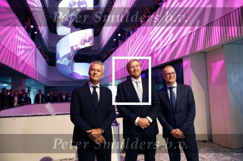 Amsterdam 10 oktober 2024
Koning Willem Alexander opent het HQ van DPG Media / Mediavaert . Aanwezig namend de GPD Christian v Thillo ( Executive Chairman van DPG Media ) en Erik Roddenhof (CEO DPG Media ).
