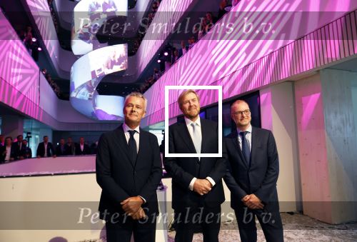 Amsterdam 10 oktober 2024
Koning Willem Alexander opent het HQ van DPG Media / Mediavaert . Aanwezig namend de GPD Christian v Thillo ( Executive Chairman van DPG Media ) en Erik Roddenhof (CEO DPG Media ).