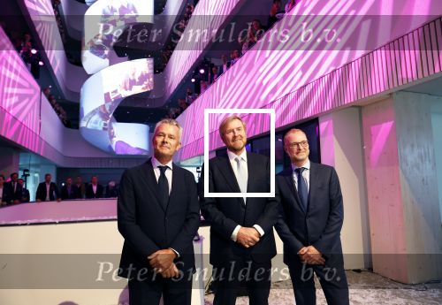 Amsterdam 10 oktober 2024
Koning Willem Alexander opent het HQ van DPG Media / Mediavaert . Aanwezig namend de GPD Christian v Thillo ( Executive Chairman van DPG Media ) en Erik Roddenhof (CEO DPG Media ).