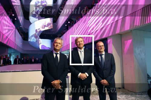 Amsterdam 10 oktober 2024
Koning Willem Alexander opent het HQ van DPG Media / Mediavaert . Aanwezig namend de GPD Christian v Thillo ( Executive Chairman van DPG Media ) en Erik Roddenhof (CEO DPG Media ).