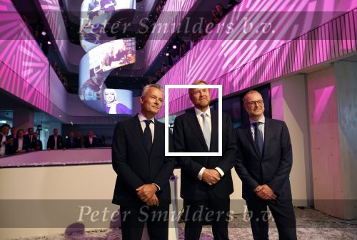 Amsterdam 10 oktober 2024
Koning Willem Alexander opent het HQ van DPG Media / Mediavaert . Aanwezig namend de GPD Christian v Thillo ( Executive Chairman van DPG Media ) en Erik Roddenhof (CEO DPG Media ).