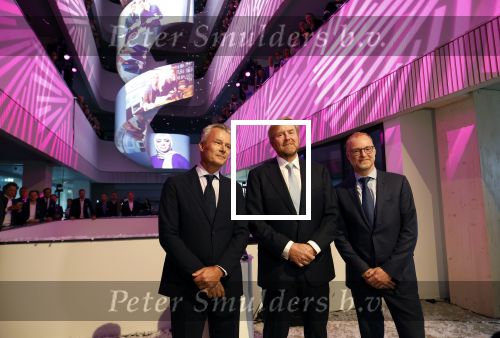 Amsterdam 10 oktober 2024
Koning Willem Alexander opent het HQ van DPG Media / Mediavaert . Aanwezig namend de GPD Christian v Thillo ( Executive Chairman van DPG Media ) en Erik Roddenhof (CEO DPG Media ).
