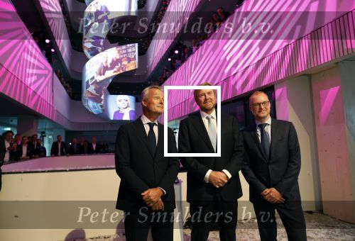 Amsterdam 10 oktober 2024
Koning Willem Alexander opent het HQ van DPG Media / Mediavaert . Aanwezig namend de GPD Christian v Thillo ( Executive Chairman van DPG Media ) en Erik Roddenhof (CEO DPG Media ).