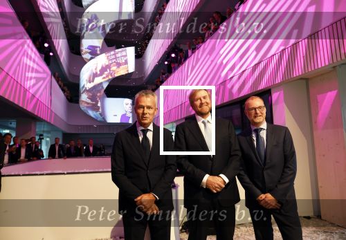 Amsterdam 10 oktober 2024
Koning Willem Alexander opent het HQ van DPG Media / Mediavaert . Aanwezig namend de GPD Christian v Thillo ( Executive Chairman van DPG Media ) en Erik Roddenhof (CEO DPG Media ).