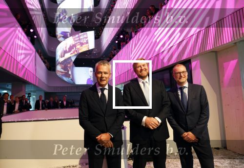 Amsterdam 10 oktober 2024
Koning Willem Alexander opent het HQ van DPG Media / Mediavaert . Aanwezig namend de GPD Christian v Thillo ( Executive Chairman van DPG Media ) en Erik Roddenhof (CEO DPG Media ).