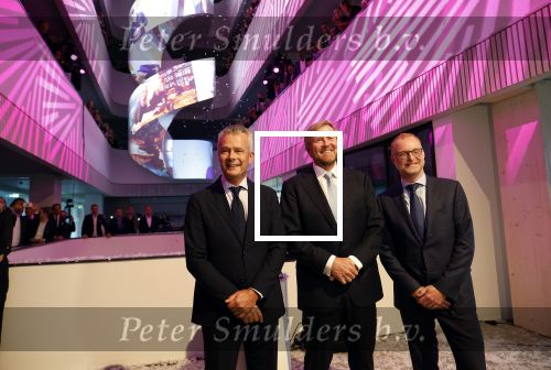 Amsterdam 10 oktober 2024
Koning Willem Alexander opent het HQ van DPG Media / Mediavaert . Aanwezig namend de GPD Christian v Thillo ( Executive Chairman van DPG Media ) en Erik Roddenhof (CEO DPG Media ).