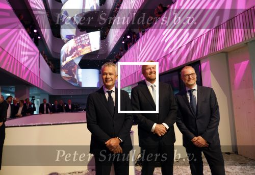 Amsterdam 10 oktober 2024
Koning Willem Alexander opent het HQ van DPG Media / Mediavaert . Aanwezig namend de GPD Christian v Thillo ( Executive Chairman van DPG Media ) en Erik Roddenhof (CEO DPG Media ).