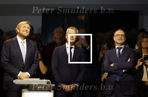 Amsterdam 10 oktober 2024
Koning Willem Alexander opent het HQ van DPG Media / Mediavaert . Aanwezig namend de GPD Christian v Thillo ( Executive Chairman van DPG Media ) en Erik Roddenhof (CEO DPG Media ).