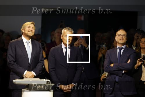 Amsterdam 10 oktober 2024
Koning Willem Alexander opent het HQ van DPG Media / Mediavaert . Aanwezig namend de GPD Christian v Thillo ( Executive Chairman van DPG Media ) en Erik Roddenhof (CEO DPG Media ).