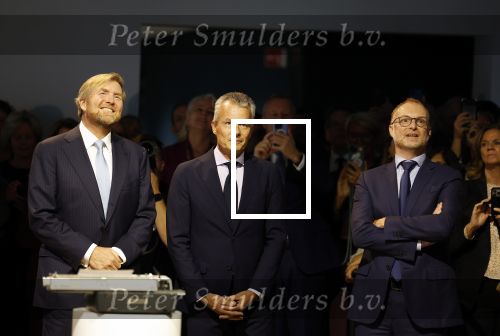 Amsterdam 10 oktober 2024
Koning Willem Alexander opent het HQ van DPG Media / Mediavaert . Aanwezig namend de GPD Christian v Thillo ( Executive Chairman van DPG Media ) en Erik Roddenhof (CEO DPG Media ).