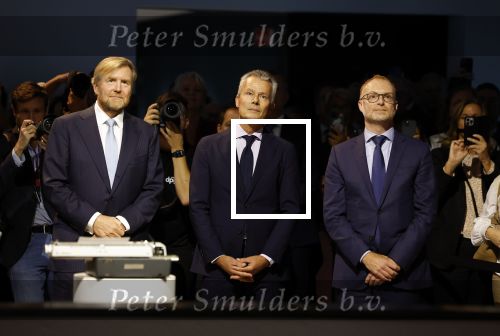 Amsterdam 10 oktober 2024
Koning Willem Alexander opent het HQ van DPG Media / Mediavaert . Aanwezig namend de GPD Christian v Thillo ( Executive Chairman van DPG Media ) en Erik Roddenhof (CEO DPG Media ).