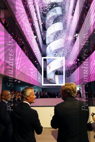 Amsterdam 10 oktober 2024
Koning Willem Alexander opent het HQ van DPG Media / Mediavaert . Aanwezig namend de GPD Christian v Thillo ( Executive Chairman van DPG Media ) en Erik Roddenhof (CEO DPG Media ).