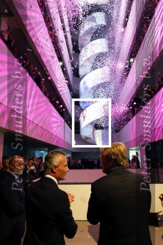 Amsterdam 10 oktober 2024
Koning Willem Alexander opent het HQ van DPG Media / Mediavaert . Aanwezig namend de GPD Christian v Thillo ( Executive Chairman van DPG Media ) en Erik Roddenhof (CEO DPG Media ).