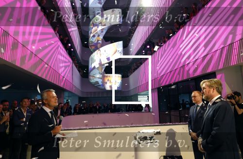 Amsterdam 10 oktober 2024
Koning Willem Alexander opent het HQ van DPG Media / Mediavaert . Aanwezig namend de GPD Christian v Thillo ( Executive Chairman van DPG Media ) en Erik Roddenhof (CEO DPG Media ).