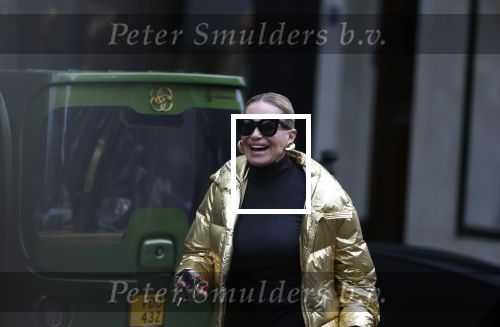 Amsterdam 12 oktober 2024
Connie Witteman met gouden jack in  karretje in Amsterdam zuid