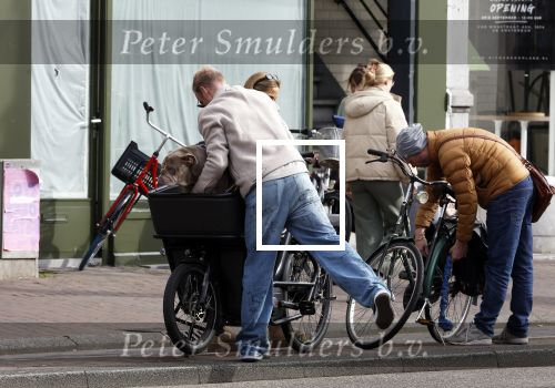 Amsterdam 8 oktober 2024
Davy Klaassen en zijn zwangere vrouw Laura Klaassen-Benschop  op de fiets in Amsterdam . Voorop zijn fiets in de speciale bak zit hun hond Bulldog Rio