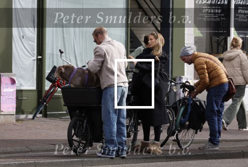 Amsterdam 8 oktober 2024
Davy Klaassen en zijn zwangere vrouw Laura Klaassen-Benschop  op de fiets in Amsterdam . Voorop zijn fiets in de speciale bak zit hun hond Bulldog Rio