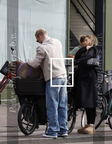 Amsterdam 8 oktober 2024
Davy Klaassen en zijn zwangere vrouw Laura Klaassen-Benschop  op de fiets in Amsterdam . Voorop zijn fiets in de speciale bak zit hun hond Bulldog Rio