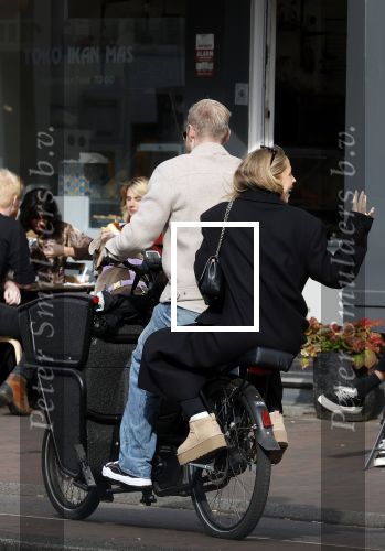 Amsterdam 8 oktober 2024
Davy Klaassen en zijn zwangere vrouw Laura Klaassen-Benschop  op de fiets in Amsterdam . Voorop zijn fiets in de speciale bak zit hun hond Bulldog Rio
