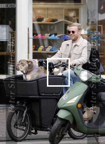 Amsterdam 8 oktober 2024
Davy Klaassen en zijn zwangere vrouw Laura Klaassen-Benschop  op de fiets in Amsterdam . Voorop zijn fiets in de speciale bak zit hun hond Bulldog Rio