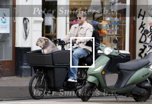 Amsterdam 8 oktober 2024
Davy Klaassen en zijn zwangere vrouw Laura Klaassen-Benschop  op de fiets in Amsterdam . Voorop zijn fiets in de speciale bak zit hun hond Bulldog Rio