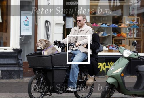 Amsterdam 8 oktober 2024
Davy Klaassen en zijn zwangere vrouw Laura Klaassen-Benschop  op de fiets in Amsterdam . Voorop zijn fiets in de speciale bak zit hun hond Bulldog Rio