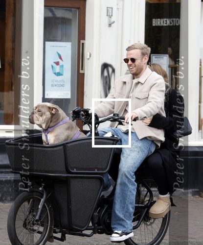 Amsterdam 8 oktober 2024
Davy Klaassen en zijn zwangere vrouw Laura Klaassen-Benschop  op de fiets in Amsterdam . Voorop zijn fiets in de speciale bak zit hun hond Bulldog Rio