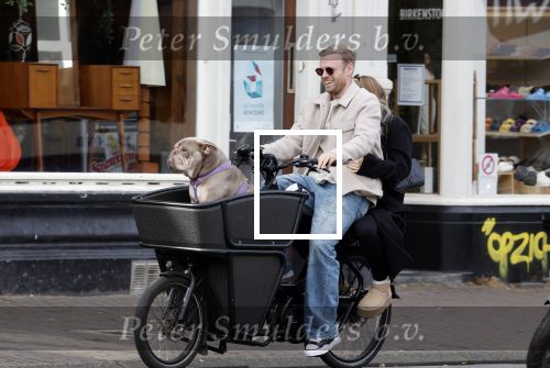 Amsterdam 8 oktober 2024
Davy Klaassen en zijn zwangere vrouw Laura Klaassen-Benschop  op de fiets in Amsterdam . Voorop zijn fiets in de speciale bak zit hun hond Bulldog Rio