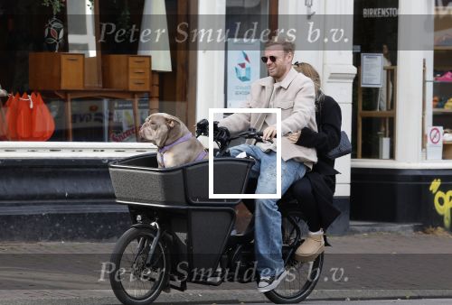Amsterdam 8 oktober 2024
Davy Klaassen en zijn zwangere vrouw Laura Klaassen-Benschop  op de fiets in Amsterdam . Voorop zijn fiets in de speciale bak zit hun hond Bulldog Rio
