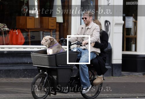 Amsterdam 8 oktober 2024
Davy Klaassen en zijn zwangere vrouw Laura Klaassen-Benschop  op de fiets in Amsterdam . Voorop zijn fiets in de speciale bak zit hun hond Bulldog Rio