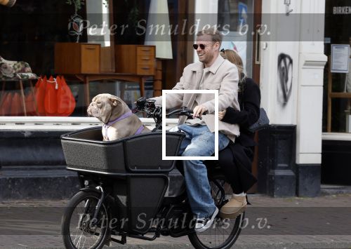 Amsterdam 8 oktober 2024
Davy Klaassen en zijn zwangere vrouw Laura Klaassen-Benschop  op de fiets in Amsterdam . Voorop zijn fiets in de speciale bak zit hun hond Bulldog Rio