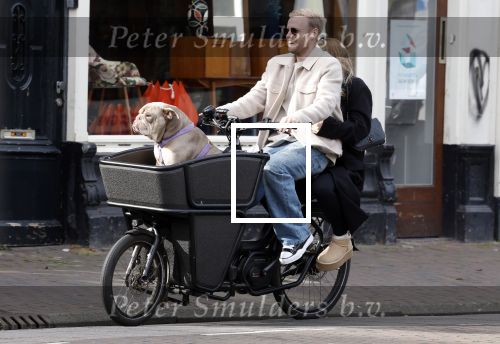 Amsterdam 8 oktober 2024
Davy Klaassen en zijn zwangere vrouw Laura Klaassen-Benschop  op de fiets in Amsterdam . Voorop zijn fiets in de speciale bak zit hun hond Bulldog Rio