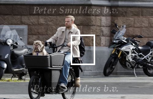 Amsterdam 8 oktober 2024
Davy Klaassen en zijn zwangere vrouw Laura Klaassen-Benschop  op de fiets in Amsterdam . Voorop zijn fiets in de speciale bak zit hun hond Bulldog Rio