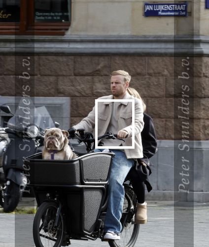 Amsterdam 8 oktober 2024
Davy Klaassen en zijn zwangere vrouw Laura Klaassen-Benschop  op de fiets in Amsterdam . Voorop zijn fiets in de speciale bak zit hun hond Bulldog Rio