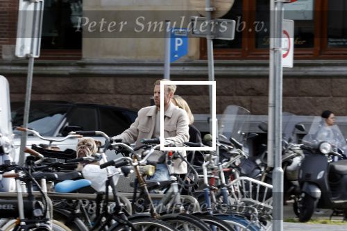 Amsterdam 8 oktober 2024
Davy Klaassen en zijn zwangere vrouw Laura Klaassen-Benschop  op de fiets in Amsterdam . Voorop zijn fiets in de speciale bak zit hun hond Bulldog Rio