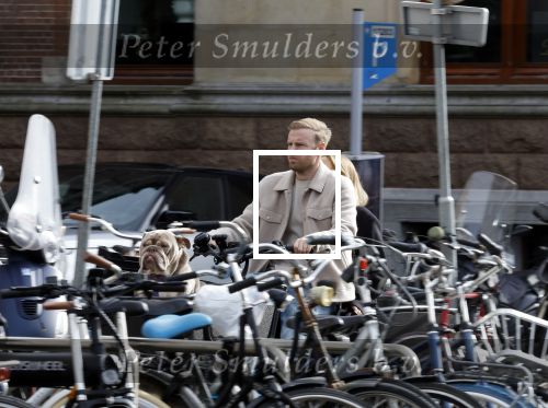Amsterdam 8 oktober 2024
Davy Klaassen en zijn zwangere vrouw Laura Klaassen-Benschop  op de fiets in Amsterdam . Voorop zijn fiets in de speciale bak zit hun hond Bulldog Rio