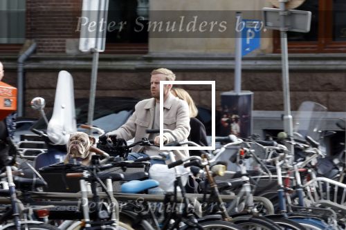 Amsterdam 8 oktober 2024
Davy Klaassen en zijn zwangere vrouw Laura Klaassen-Benschop  op de fiets in Amsterdam . Voorop zijn fiets in de speciale bak zit hun hond Bulldog Rio
