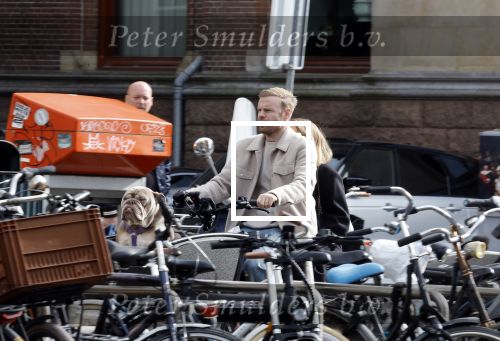 Amsterdam 8 oktober 2024
Davy Klaassen en zijn zwangere vrouw Laura Klaassen-Benschop  op de fiets in Amsterdam . Voorop zijn fiets in de speciale bak zit hun hond Bulldog Rio