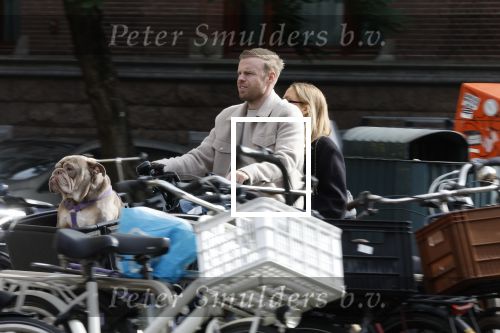 Amsterdam 8 oktober 2024
Davy Klaassen en zijn zwangere vrouw Laura Klaassen-Benschop  op de fiets in Amsterdam . Voorop zijn fiets in de speciale bak zit hun hond Bulldog Rio