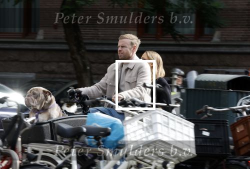 Amsterdam 8 oktober 2024
Davy Klaassen en zijn zwangere vrouw Laura Klaassen-Benschop  op de fiets in Amsterdam . Voorop zijn fiets in de speciale bak zit hun hond Bulldog Rio
