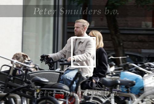 Amsterdam 8 oktober 2024
Davy Klaassen en zijn zwangere vrouw Laura Klaassen-Benschop  op de fiets in Amsterdam . Voorop zijn fiets in de speciale bak zit hun hond Bulldog Rio