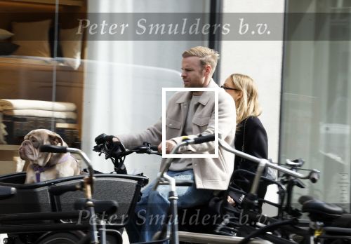Amsterdam 8 oktober 2024
Davy Klaassen en zijn zwangere vrouw Laura Klaassen-Benschop  op de fiets in Amsterdam . Voorop zijn fiets in de speciale bak zit hun hond Bulldog Rio