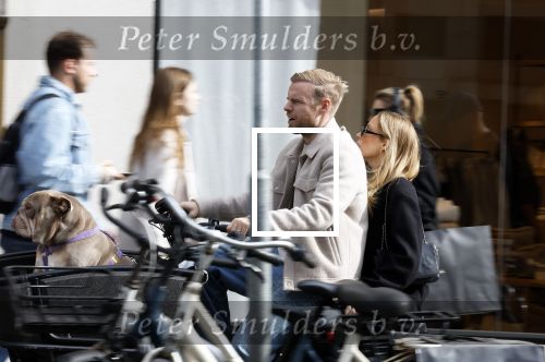 Amsterdam 8 oktober 2024
Davy Klaassen en zijn zwangere vrouw Laura Klaassen-Benschop  op de fiets in Amsterdam . Voorop zijn fiets in de speciale bak zit hun hond Bulldog Rio
