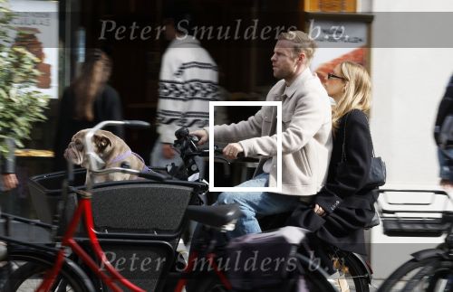 Amsterdam 8 oktober 2024
Davy Klaassen en zijn zwangere vrouw Laura Klaassen-Benschop  op de fiets in Amsterdam . Voorop zijn fiets in de speciale bak zit hun hond Bulldog Rio