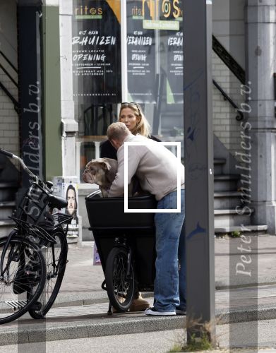 Amsterdam 8 oktober 2024
Davy Klaassen en zijn zwangere vrouw Laura Klaassen-Benschop  op de fiets in Amsterdam . Voorop zijn fiets in de speciale bak zit hun hond Bulldog Rio