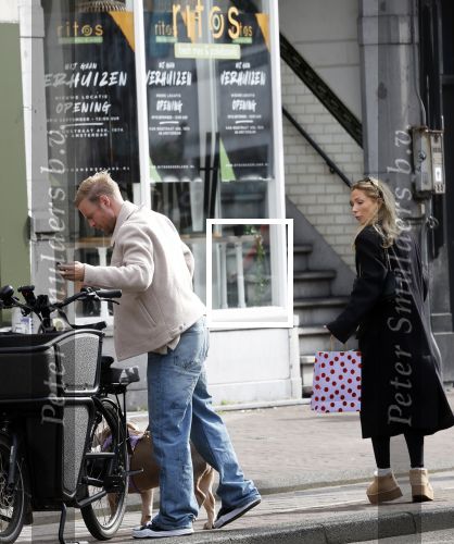 Amsterdam 8 oktober 2024
Davy Klaassen en zijn zwangere vrouw Laura Klaassen-Benschop  op de fiets in Amsterdam . Voorop zijn fiets in de speciale bak zit hun hond Bulldog Rio