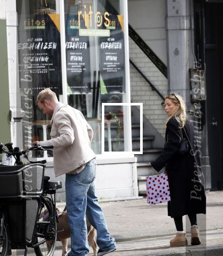 Amsterdam 8 oktober 2024
Davy Klaassen en zijn zwangere vrouw Laura Klaassen-Benschop  op de fiets in Amsterdam . Voorop zijn fiets in de speciale bak zit hun hond Bulldog Rio