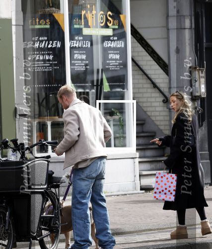 Amsterdam 8 oktober 2024
Davy Klaassen en zijn zwangere vrouw Laura Klaassen-Benschop  op de fiets in Amsterdam . Voorop zijn fiets in de speciale bak zit hun hond Bulldog Rio